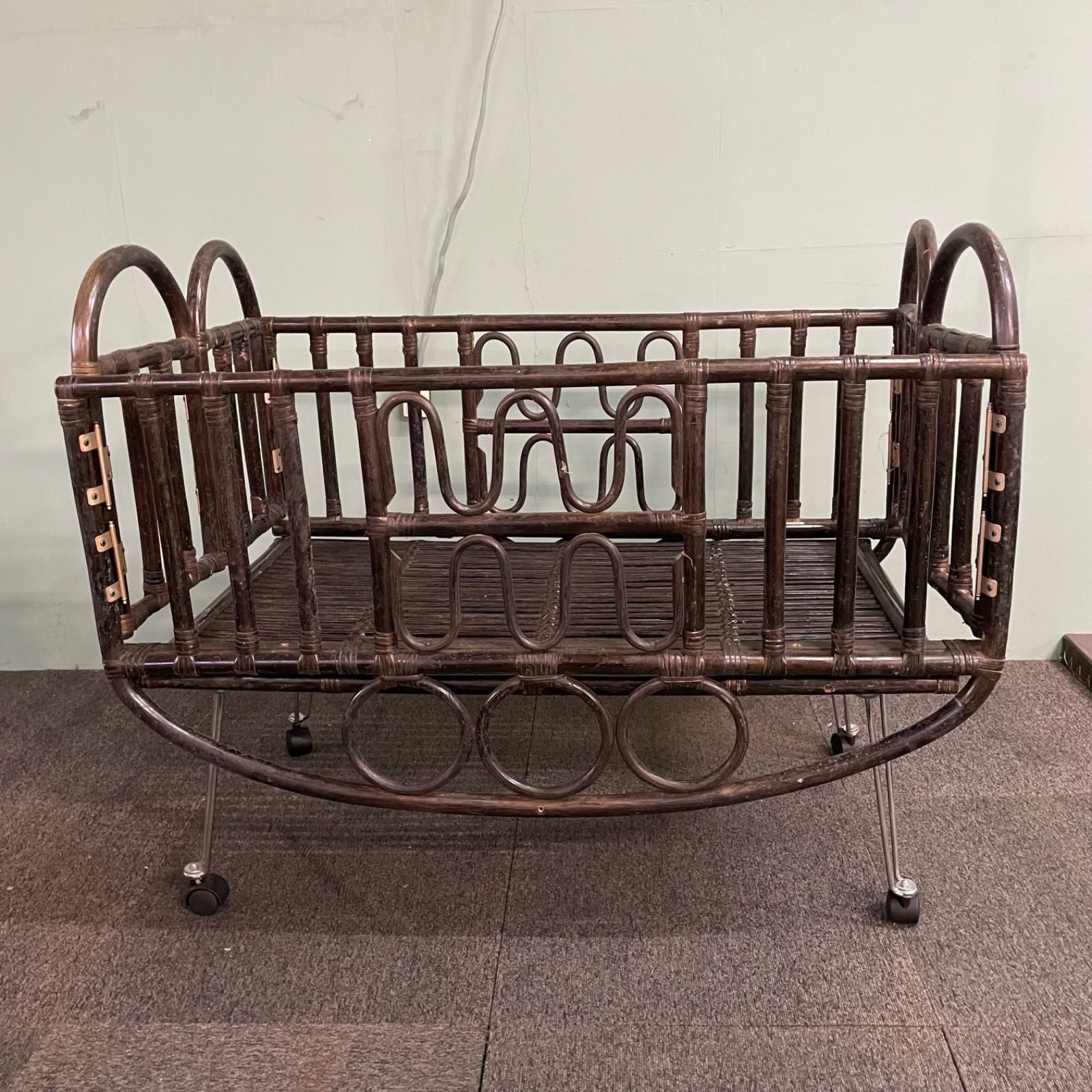 ♭ アンティーク ベビーベッド 折り畳み ゆりかご ラタン ゴロ付き 組み立て