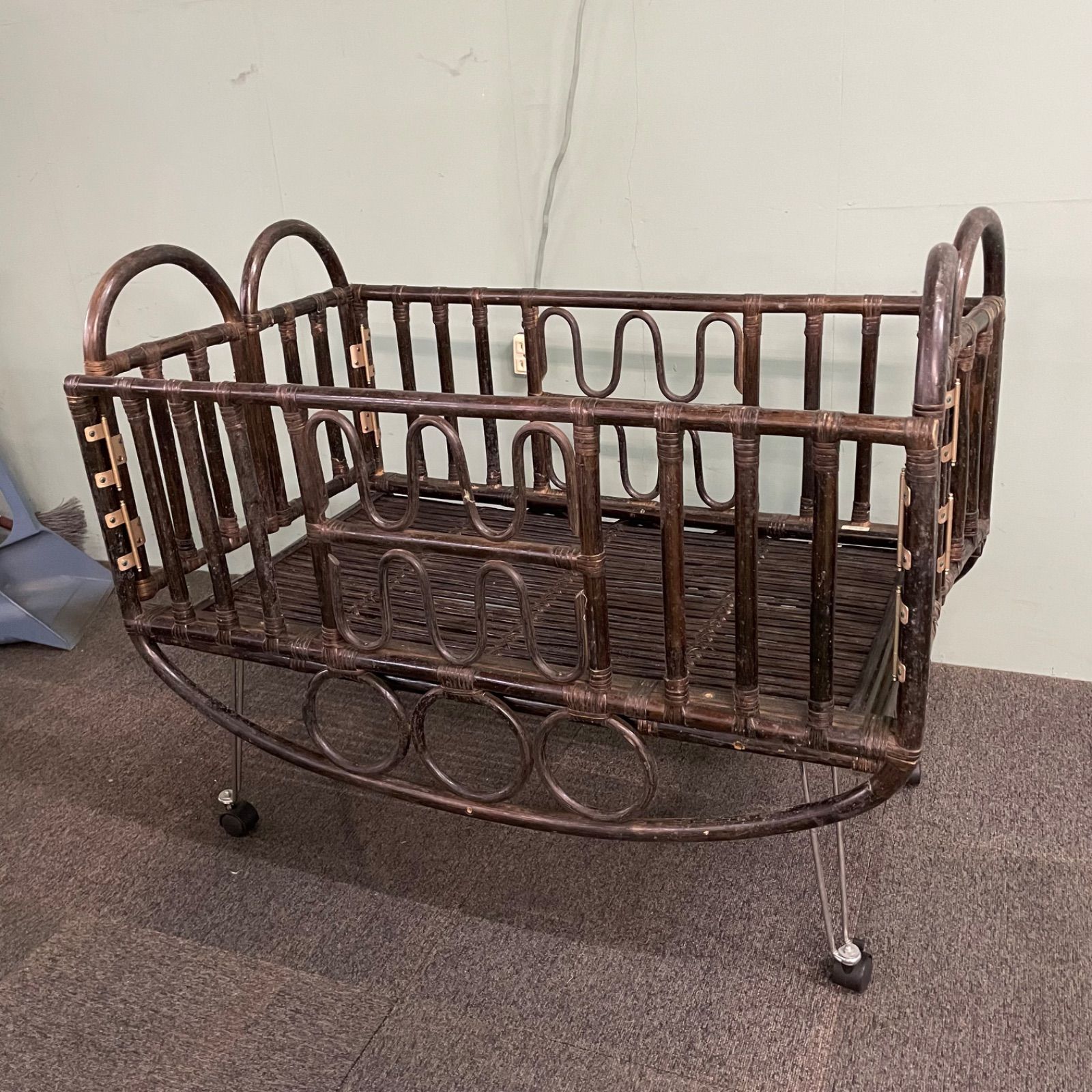 ♭ アンティーク ベビーベッド 折り畳み ゆりかご ラタン ゴロ付き 組み立て