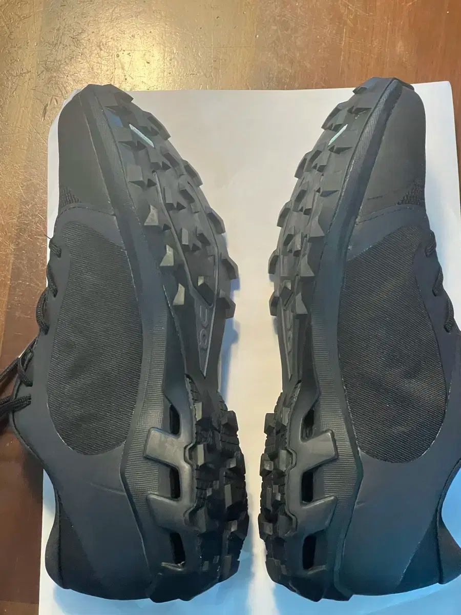 W235 パフ オン ランニング クラウド ベンチャー ギターピック オール ブラック