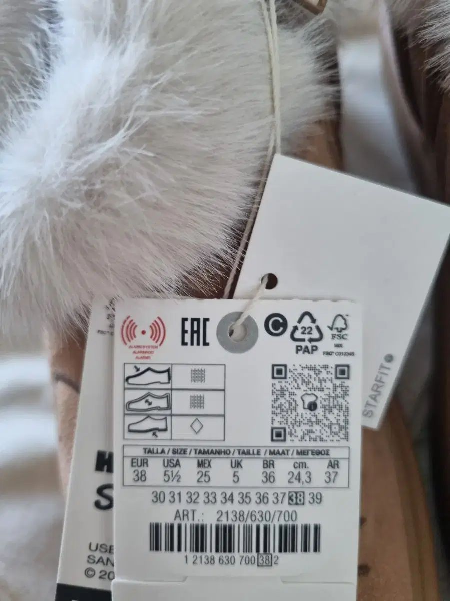 ザラ ハローキティ アグ ブーツ 38 245