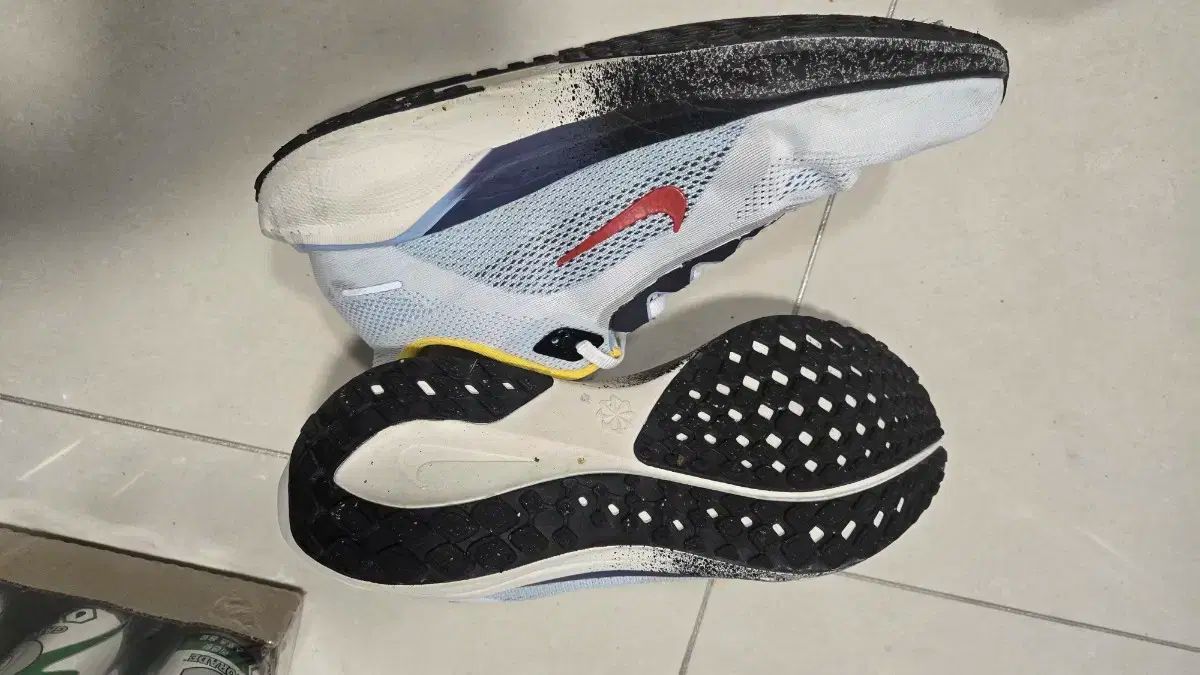 ナイキ スニーカー 白 レッド ランニングシューズ ペガサス 41 275