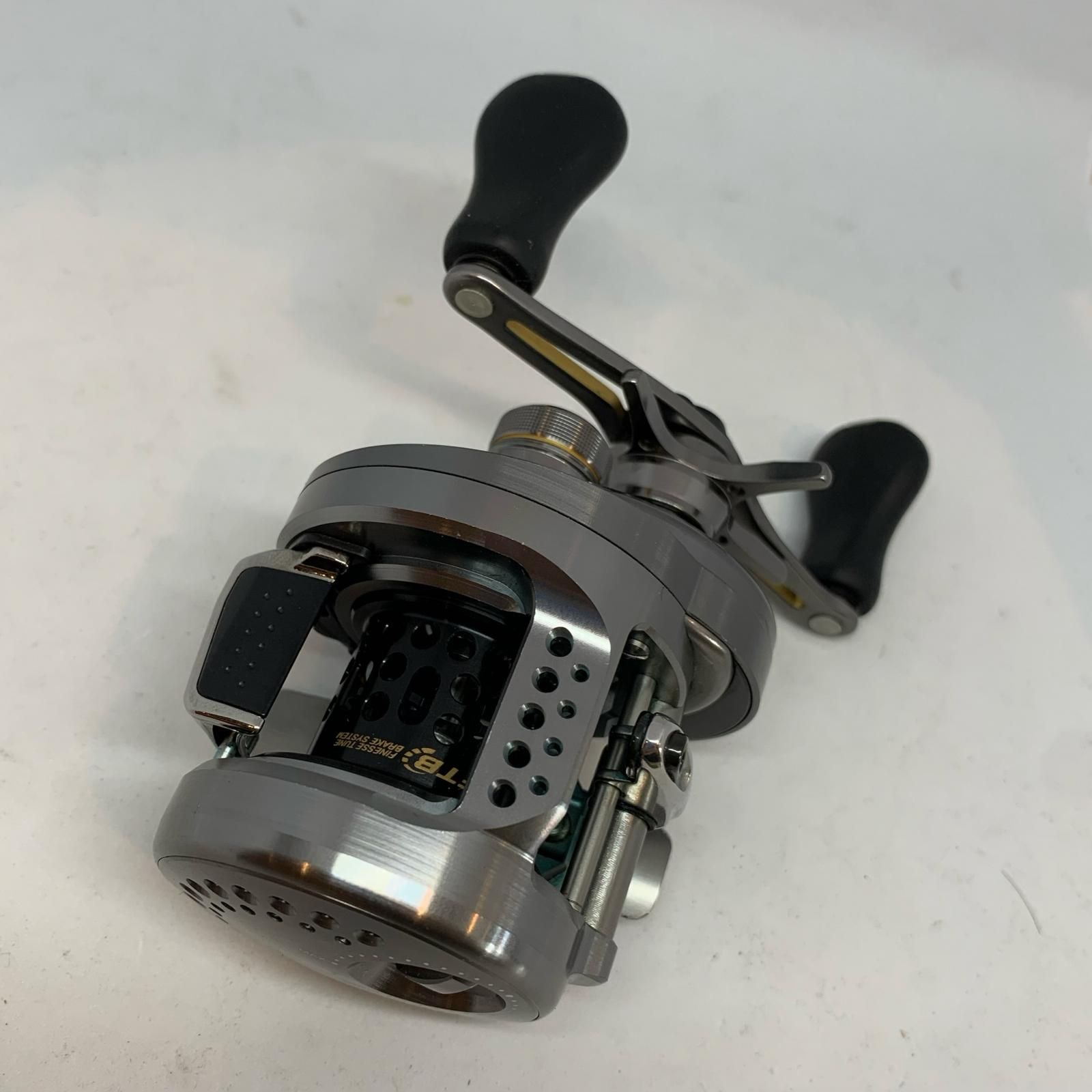 ττSHIMANO シマノ ベイトリール 17カルカッタコンクエスト BFS XG シュルシュル音あり 03676