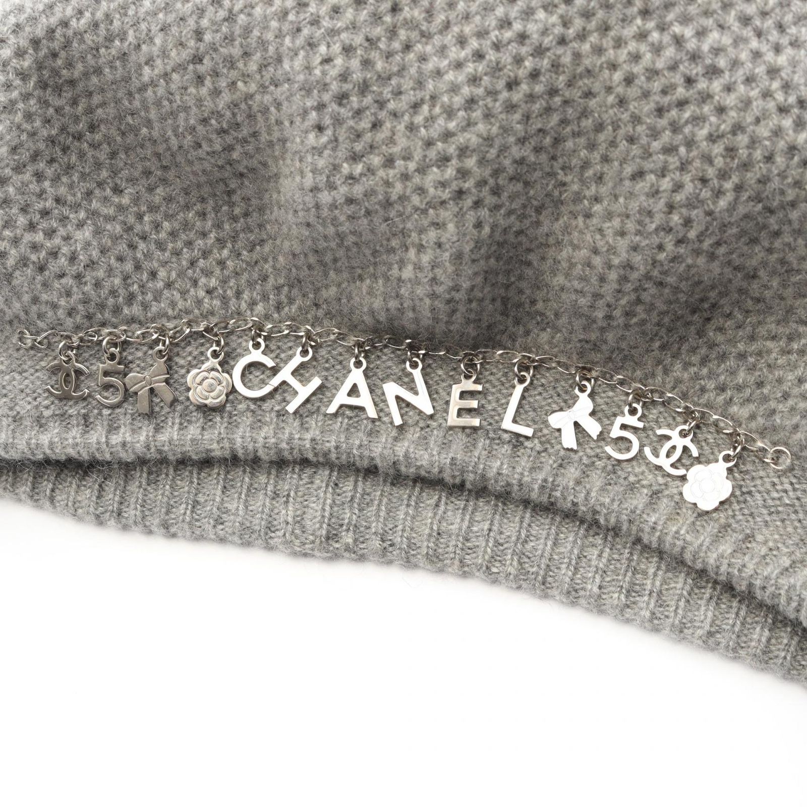  シャネル CHANEL ニットキャップ グレー その他 チャーム付 ニット帽子 レディース A その他 キャップ