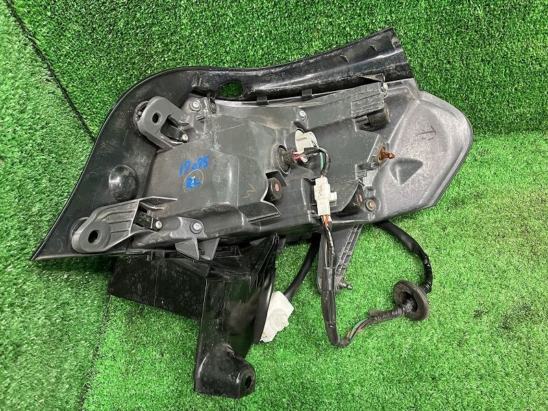 車 SAI AZK10 左テールランプ・テールライト S Cパッケージ コイト 75 