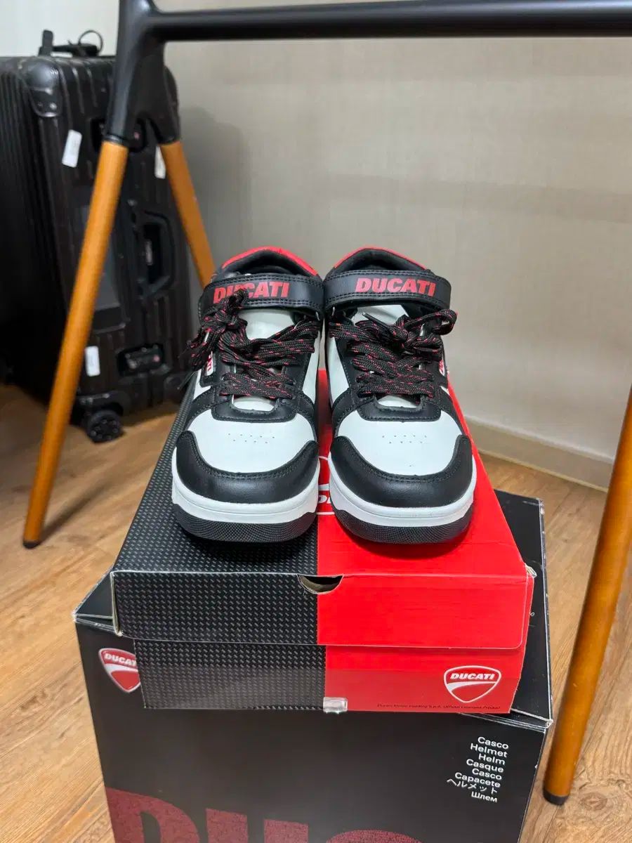 ドゥカティ ブラック ホワイト スニーカー 240
