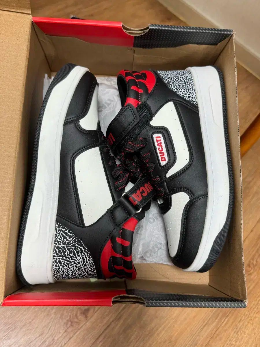 ドゥカティ ブラック ホワイト スニーカー 240