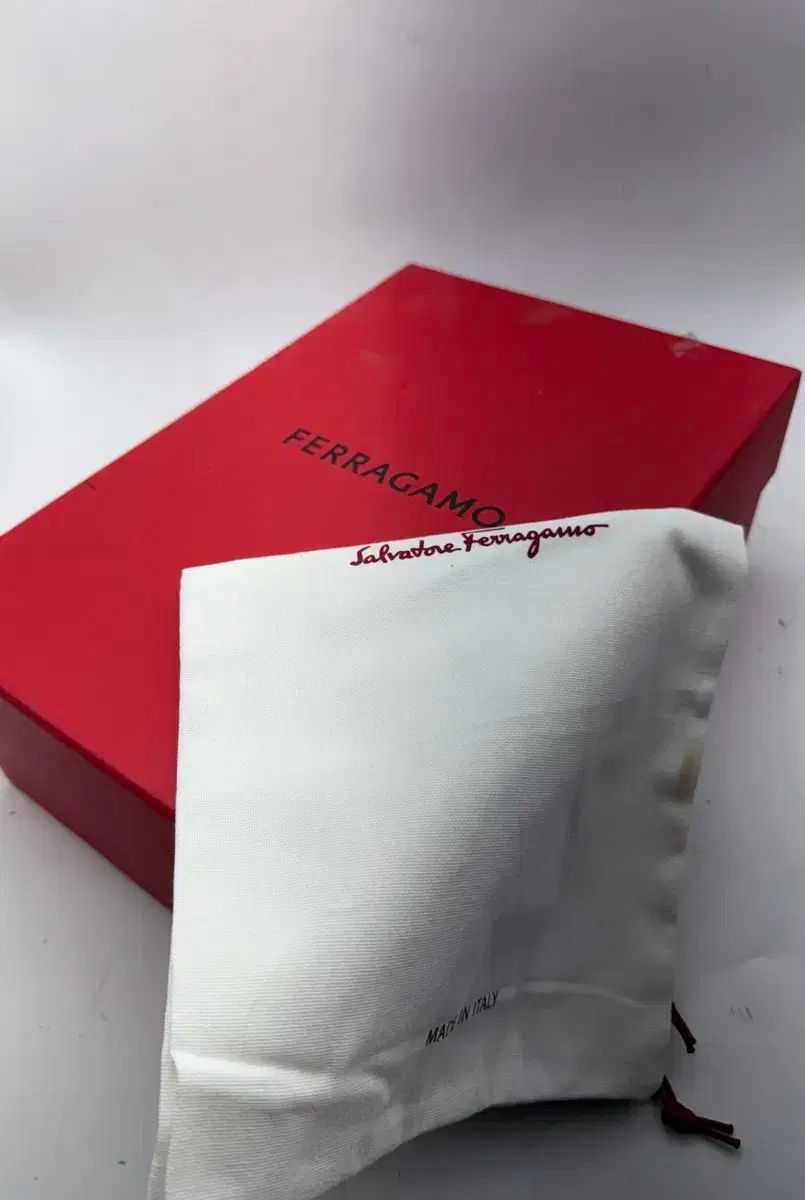 FERRAGAMO フェラガモ255