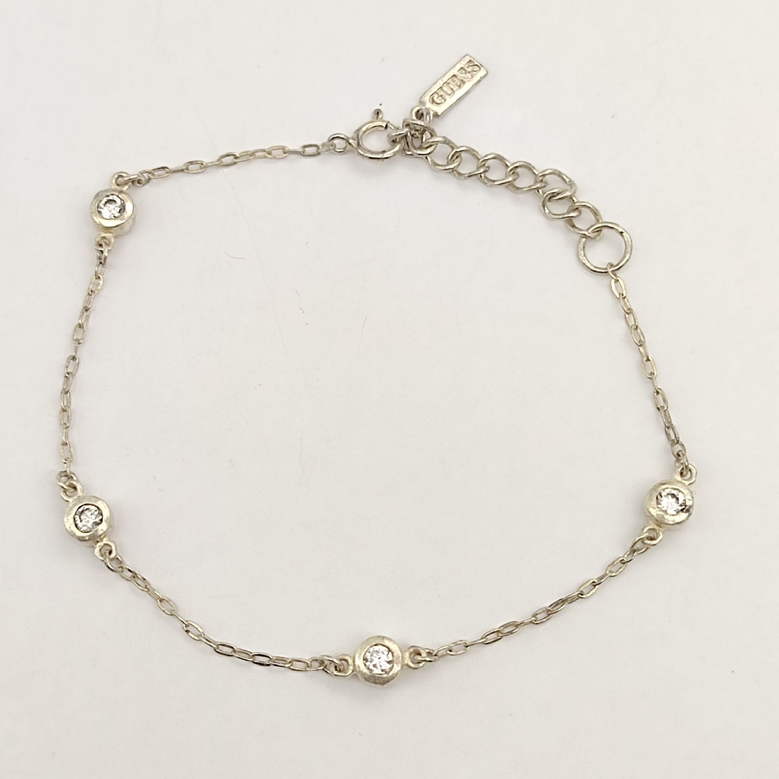 Guess シルバー ハート型チャーム ブレスレット - メルカリ GUESS