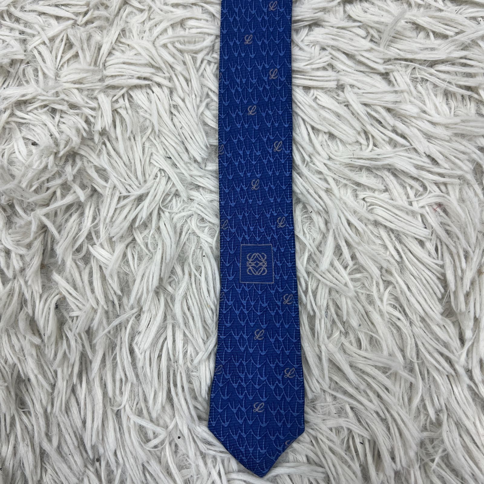 【未使用に近い✨】ロエベ ネクタイ ライトブルー ロゴ アナグラム 生地 高級 未使用に近い✨】ロエベ ネクタイ ライトブルー ロゴ アナグラム 生地 高級