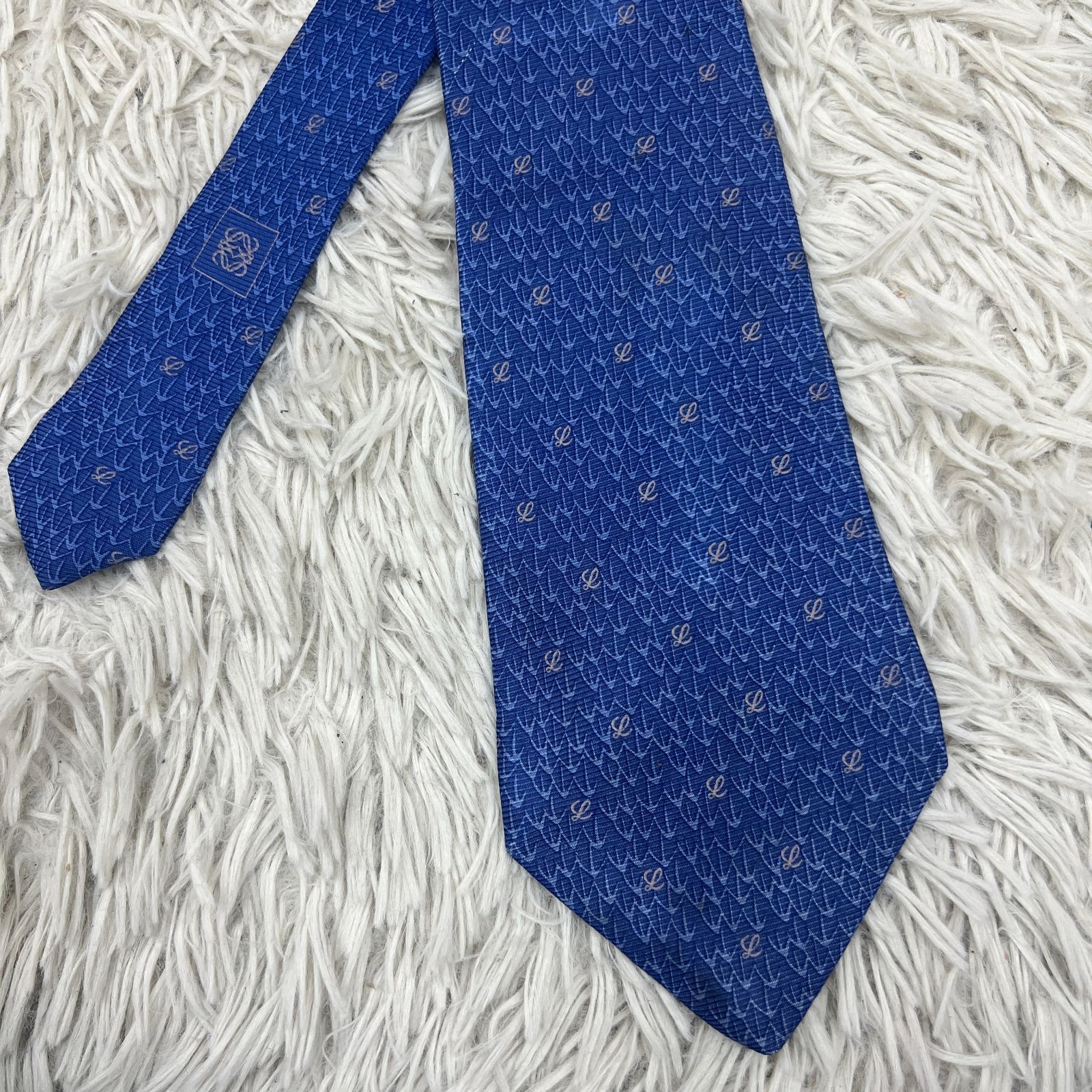 美品》LOEWE (ロエベ) シルクネクタイ イタリア製 総柄 アナグラム L