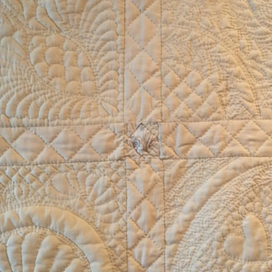 ホワイトキルトタペストリー