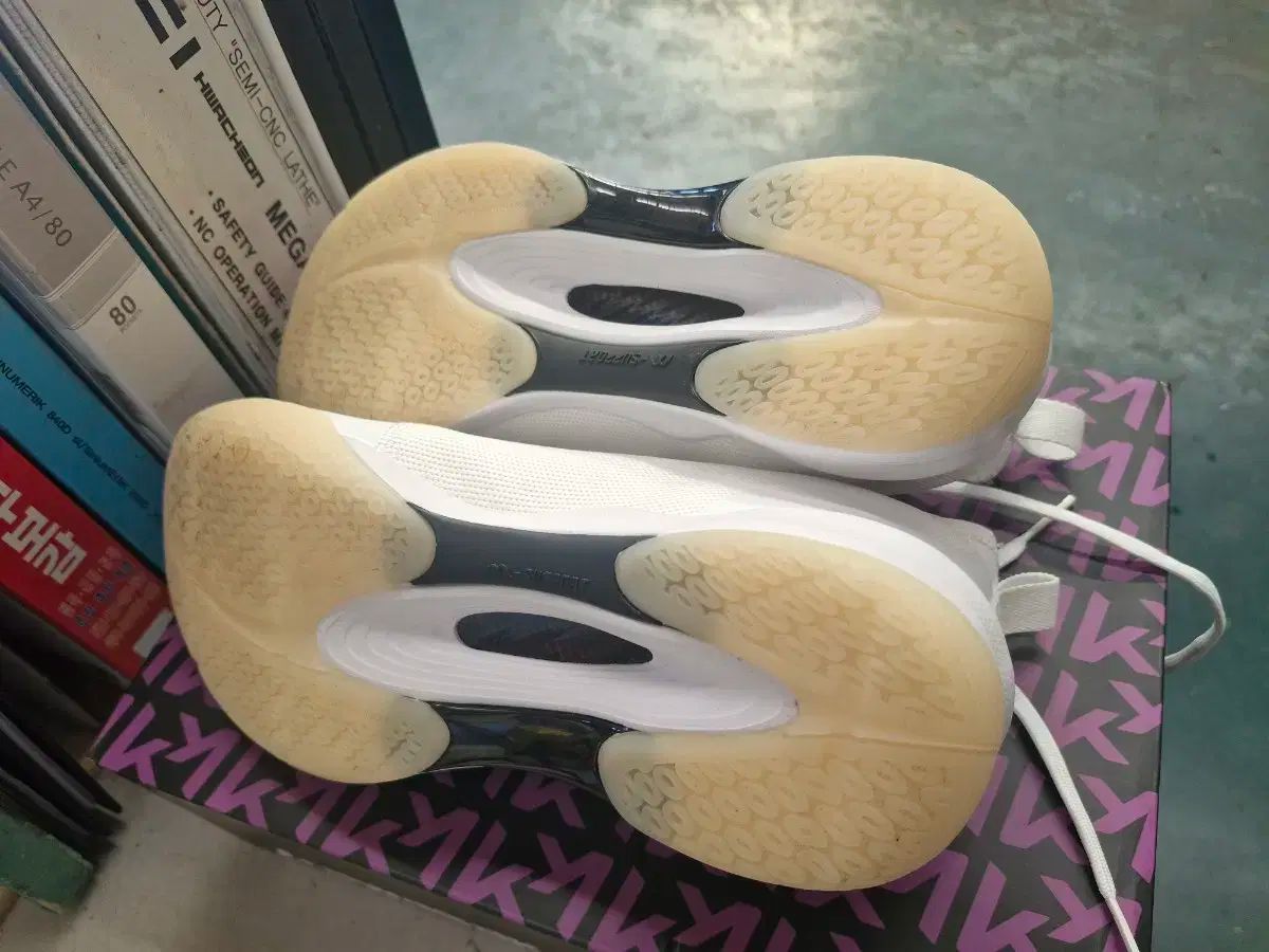 バドミントンシューズ