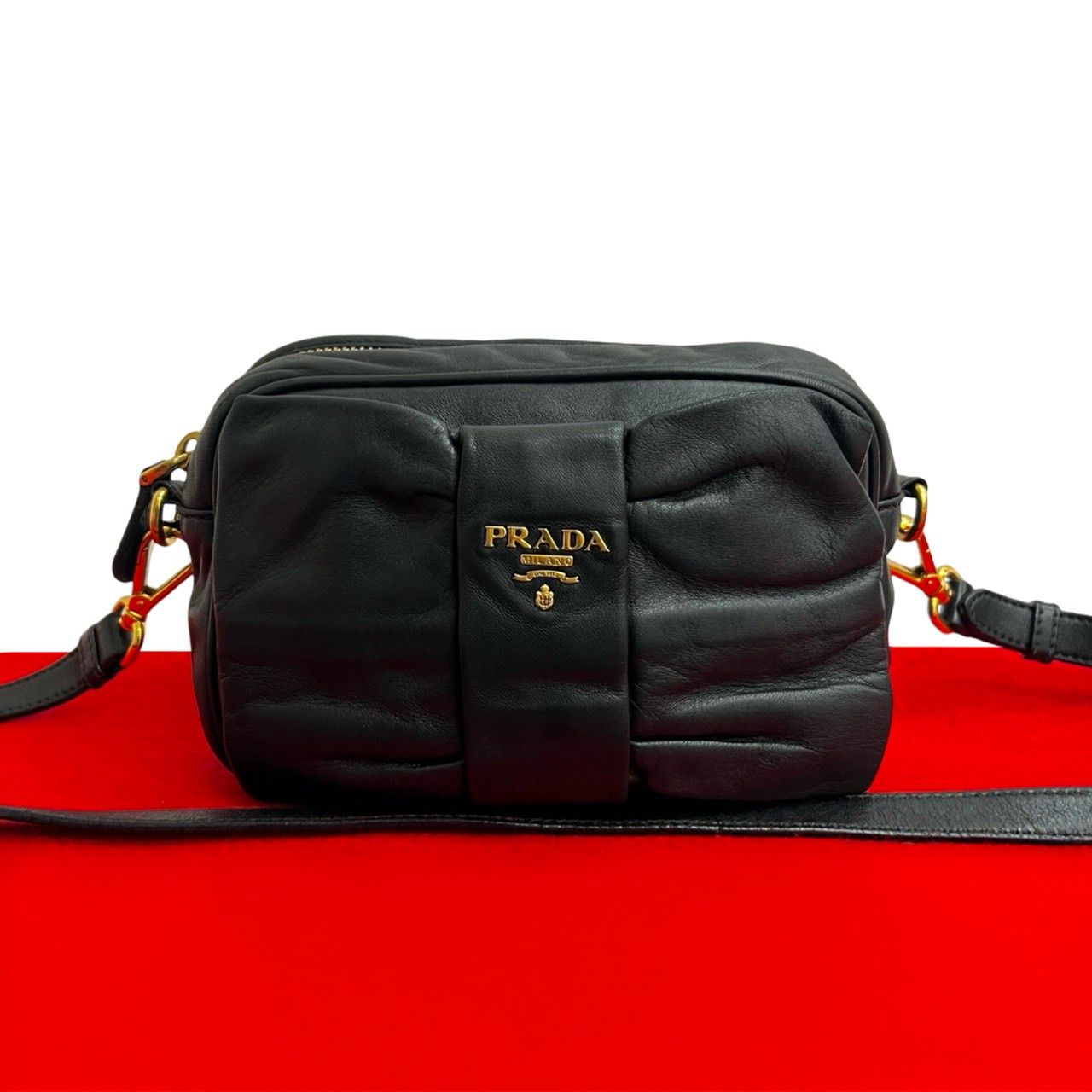 極 美品 プラダ ロゴ エンボス レザー ショルダーバッグ サコッシュ ブラック PRADA 極 美品 希少品 プラダ ロゴ 金具 サフィアーノ レザー 本革