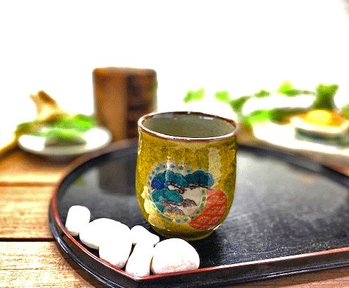 九谷焼 湯呑 湯飲み 小 金丸松竹梅黄色塗り 裏絵
