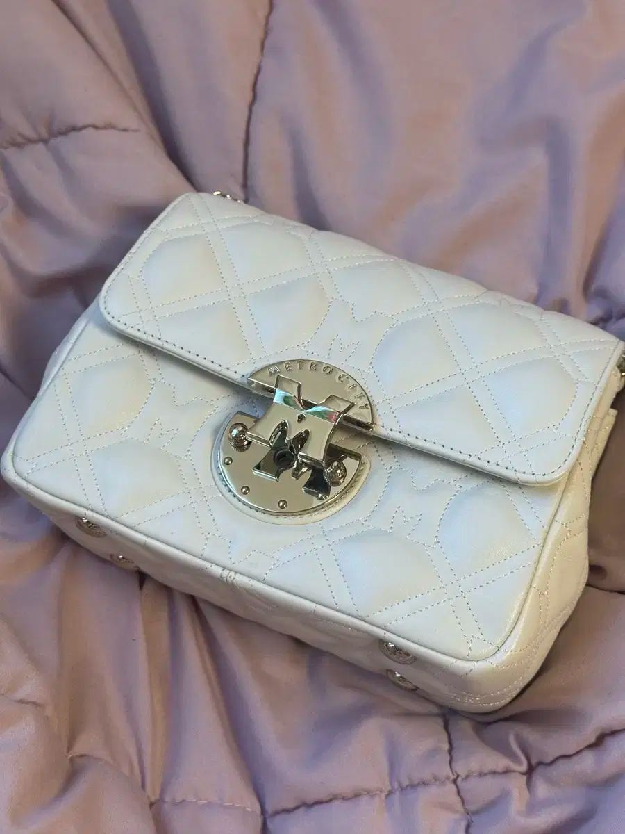 メトロシティ キルティング チェーン バッグ 白