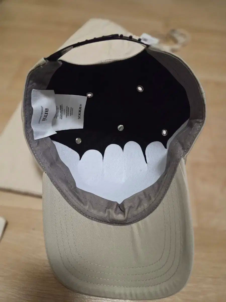 アミ スモール ハートロゴ ベースボールキャップ ベージュ