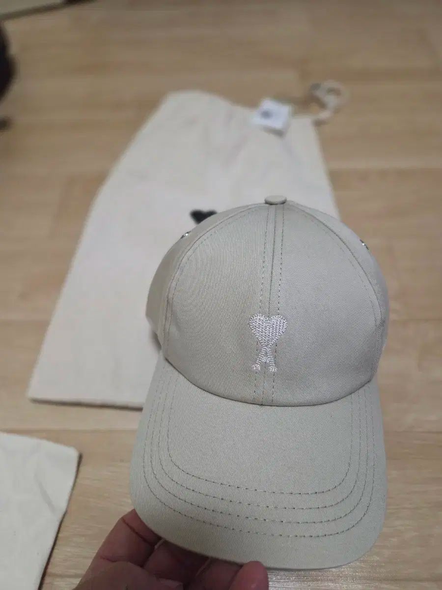 アミ スモール ハートロゴ ベースボールキャップ ベージュ