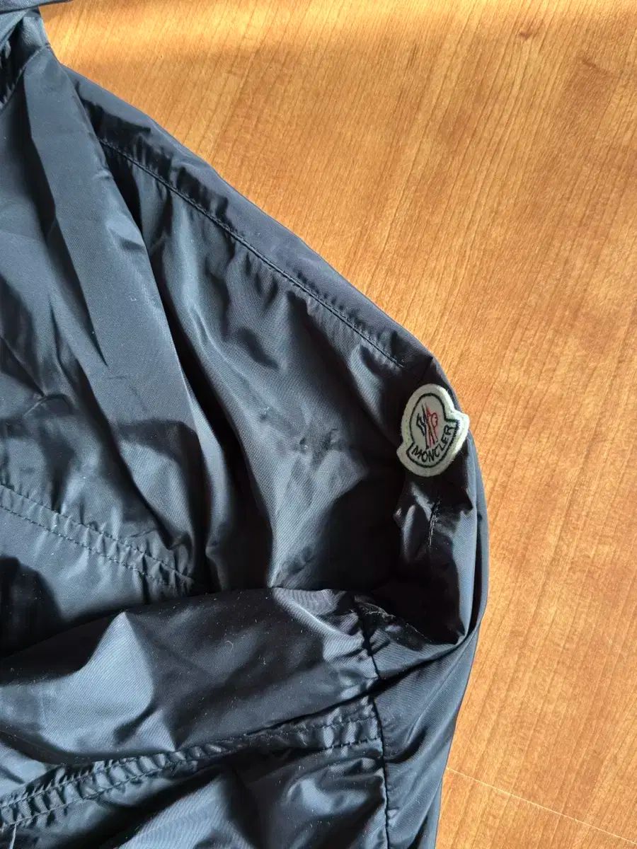 モンクレール クロップド フード ウィンドブレーカー