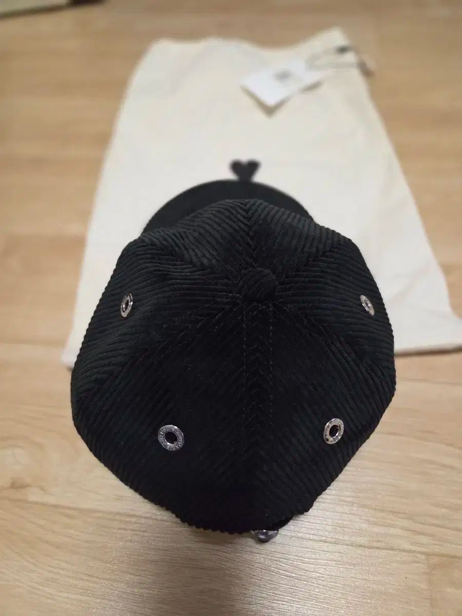 宝石のような アミ スモールハート ブラック コーデュロイ ベースボールキャップ