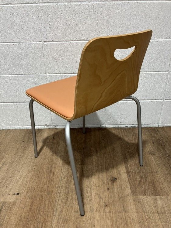  品 コクヨ ビスキオシリーズ スタッキングチェア4脚セット SCH B2 オレンジ 木製チェア オフィスチェア ワークチェア 椅子 チェア