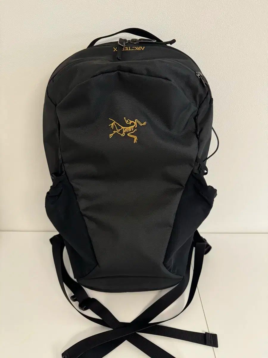 アークテリクス マンティス 16 ブラック GOLDロゴ