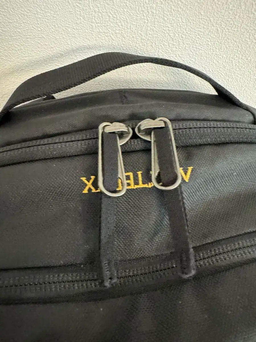 アークテリクス マンティス 16 ブラック GOLDロゴ