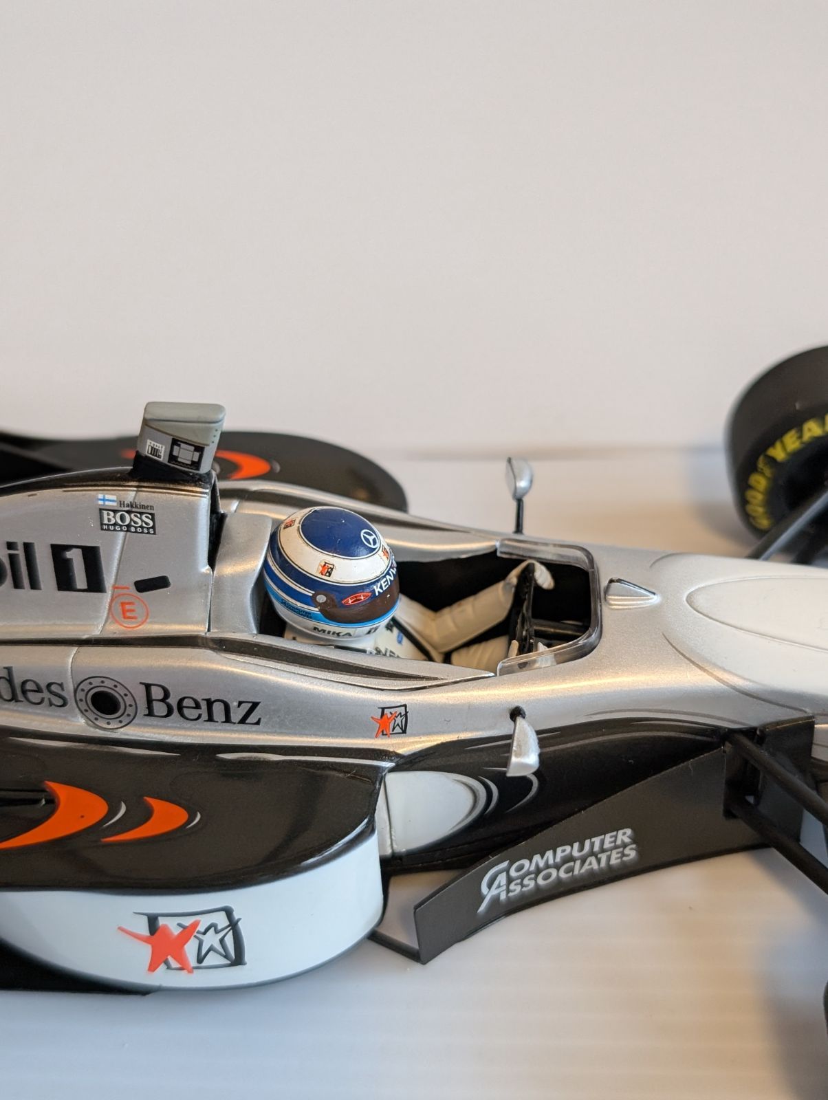 初優勝マシン 1/18 マクラーレンMP4/12 ミカ・ハッキネン 販売 1/18