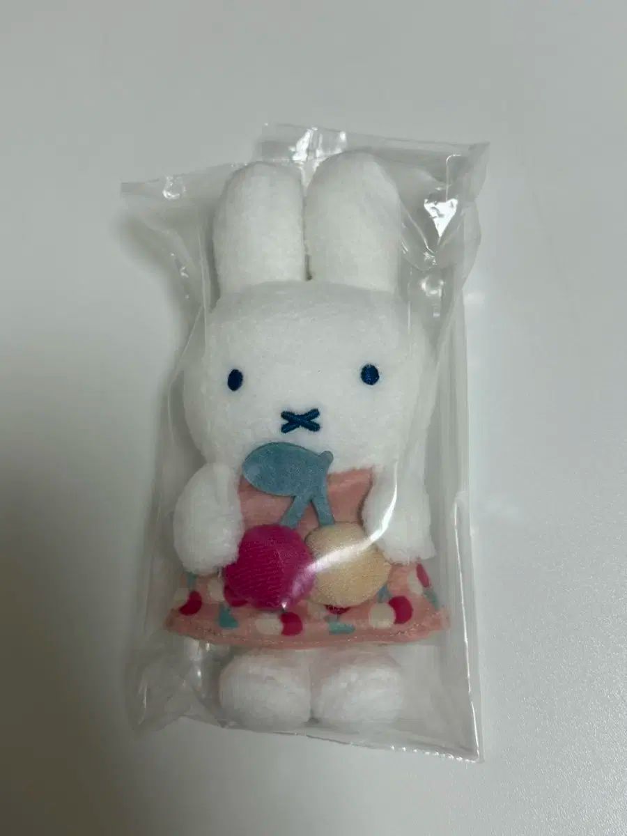 ミッフィー さくらんぼ ぬいぐるみ キーホルダー