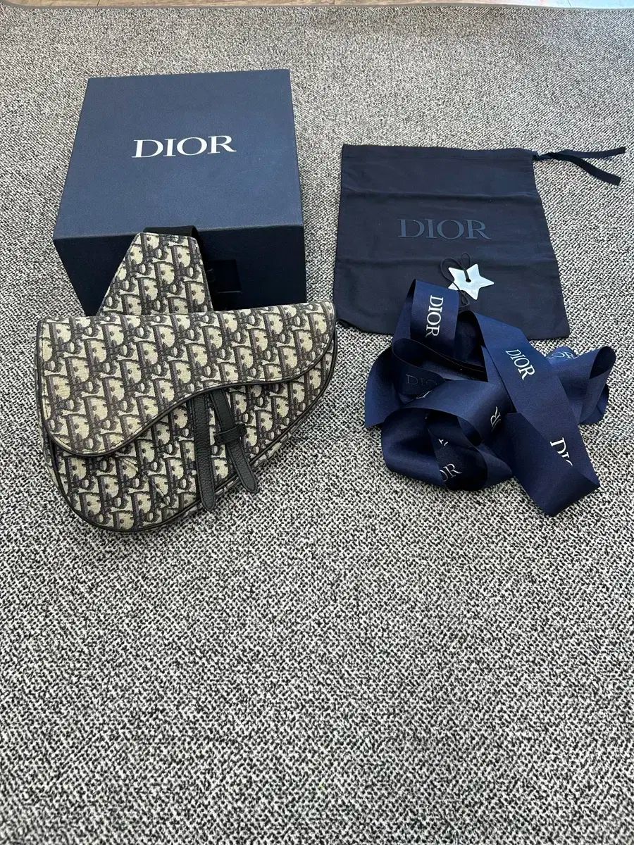 ディオール オブリーク ミディアム サドルバッグ