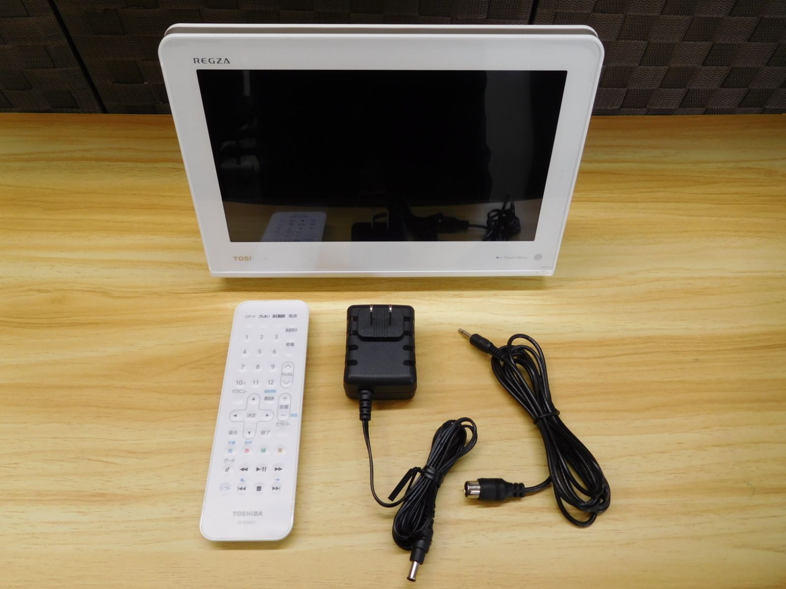東芝 REGZA 10.1V型 レグザポータブルテレビ 10WP1 2015年製 M0625