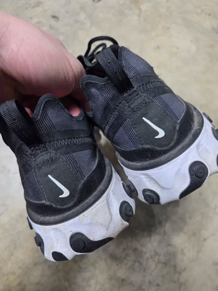 アエリアメント スニーカー