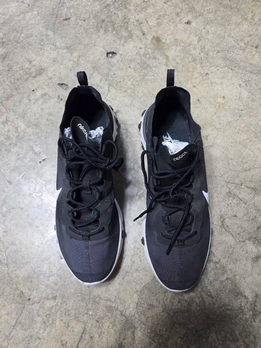 ナイキ リアクト アエリアメント スニーカー 285