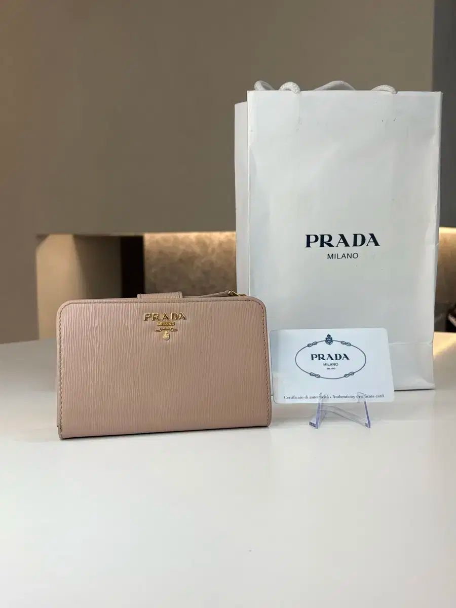 プラダ サフィアーノ ゴールド金具 中財布