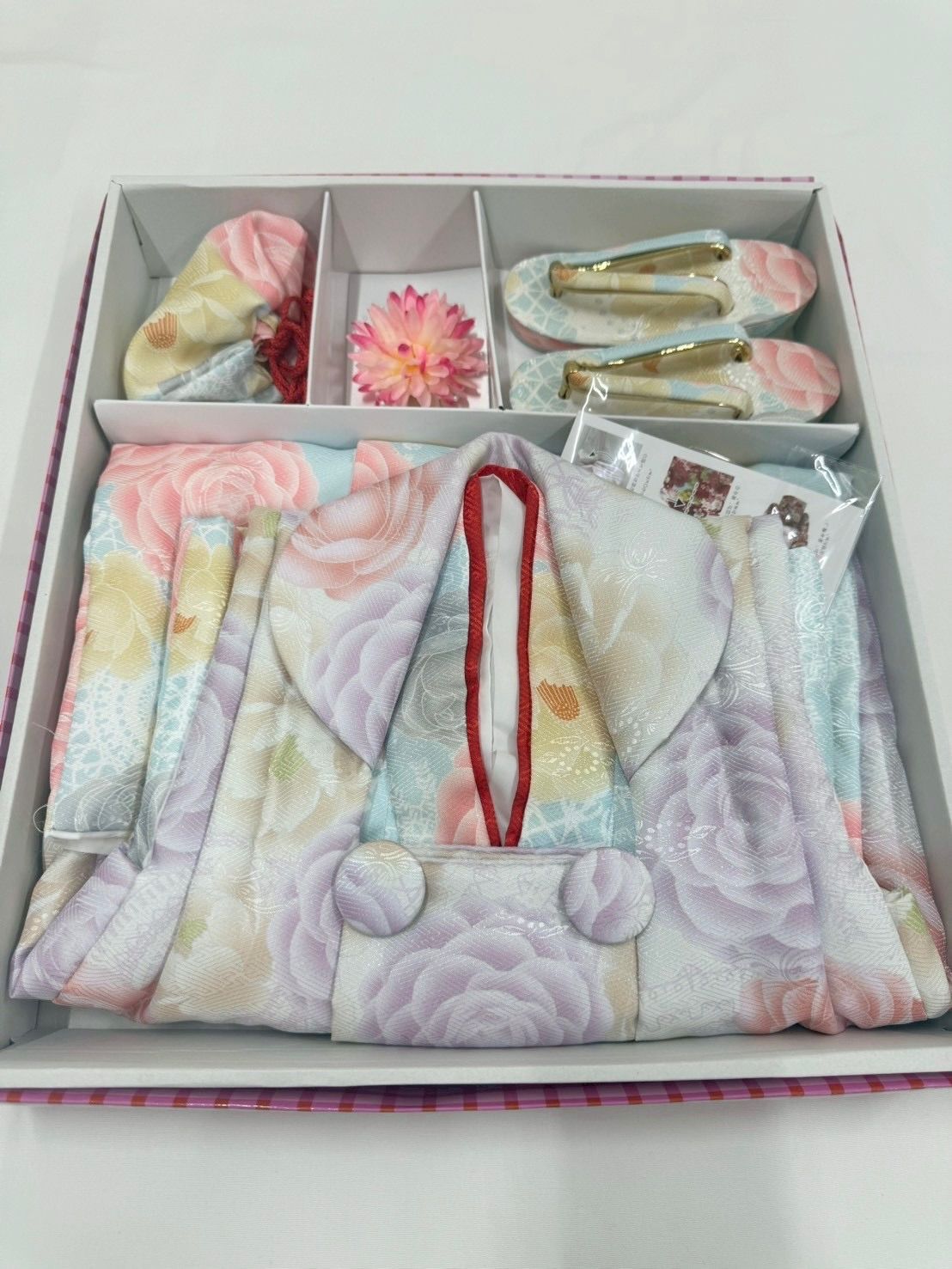 HS1180WHBL «花ラブリ» しつけ糸 七五三 3歳 女の子 適応身長110cm前後 女児 巾着 草履 髪飾り 長着 襦袢 被布 6点セット 被布セット 白 ホワイト 水色 ライトブルー ピンク 薄紫 パステルイエロー 姫カワ系 紗綾形 レース模様