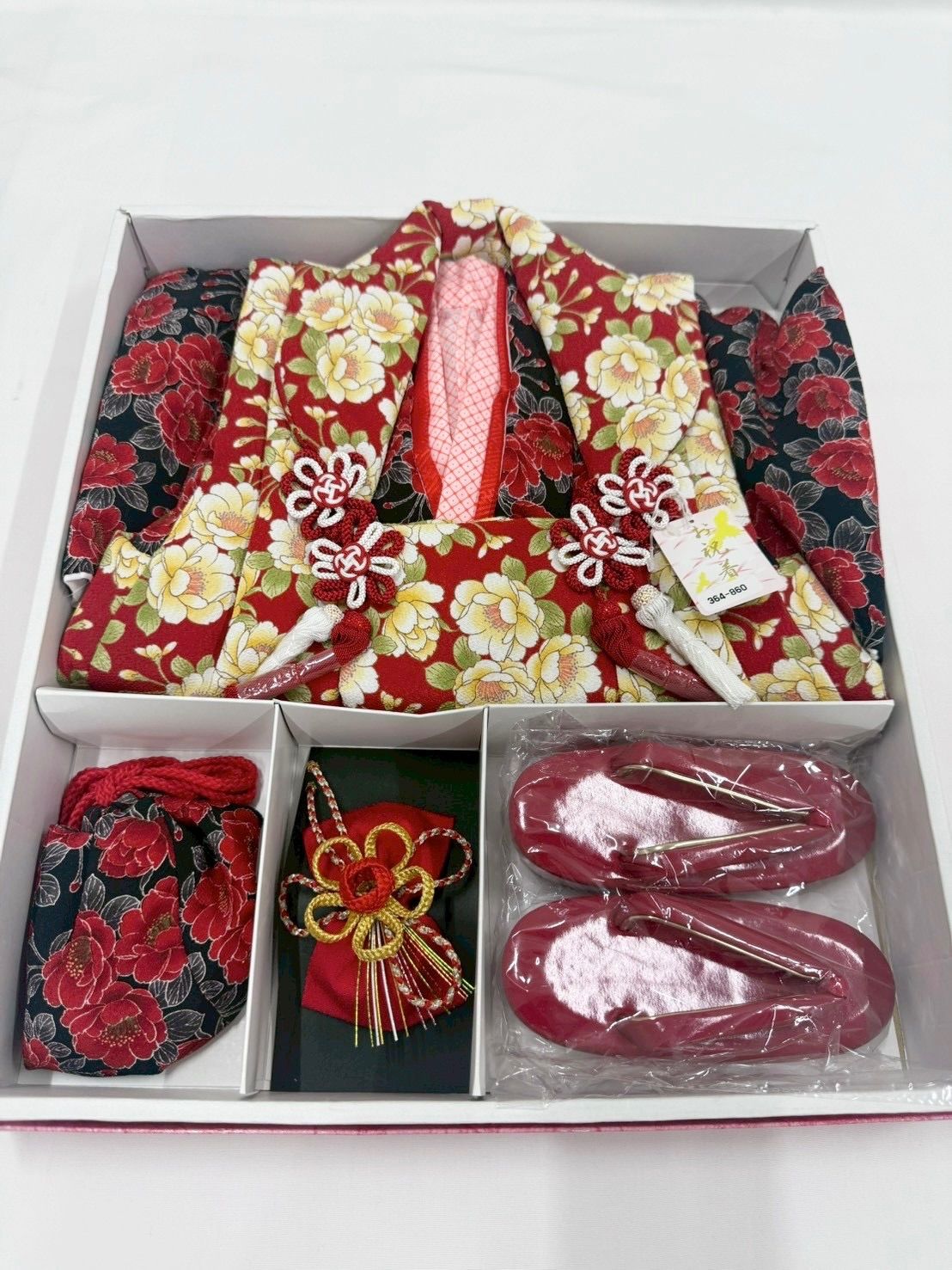 HS1181BKRE «花ラブリ» しつけ糸 七五三 3歳 女の子 適応身長110cm前後 女児 巾着 草履 髪飾り 長着 襦袢 被布 6点セット 被布セット 赤 レッド 黒 ブラック ライトイエロー パステルイエロー 八重桜 正月