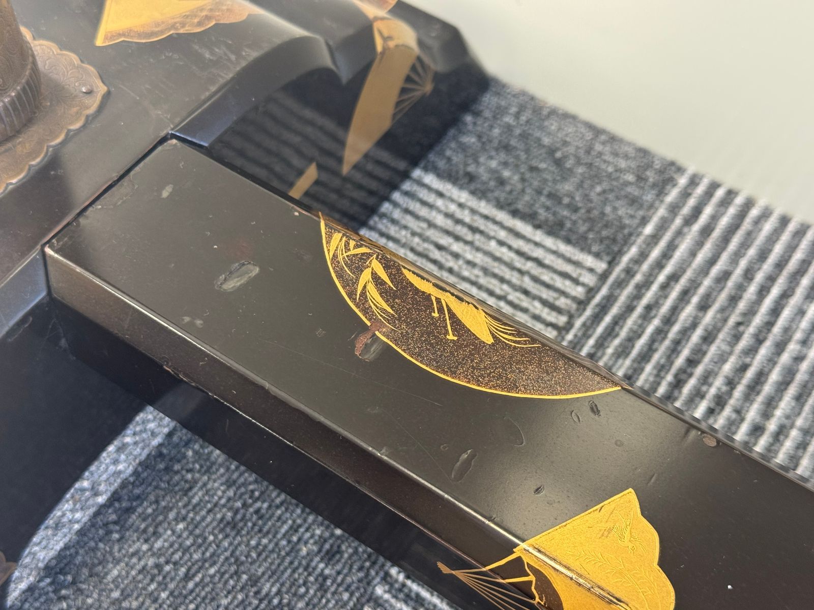 シ*ム様 着物用木製衣桁 漆塗り 金色装飾付き シ*ム様 着物用木製衣桁 漆塗り 金色装飾付き