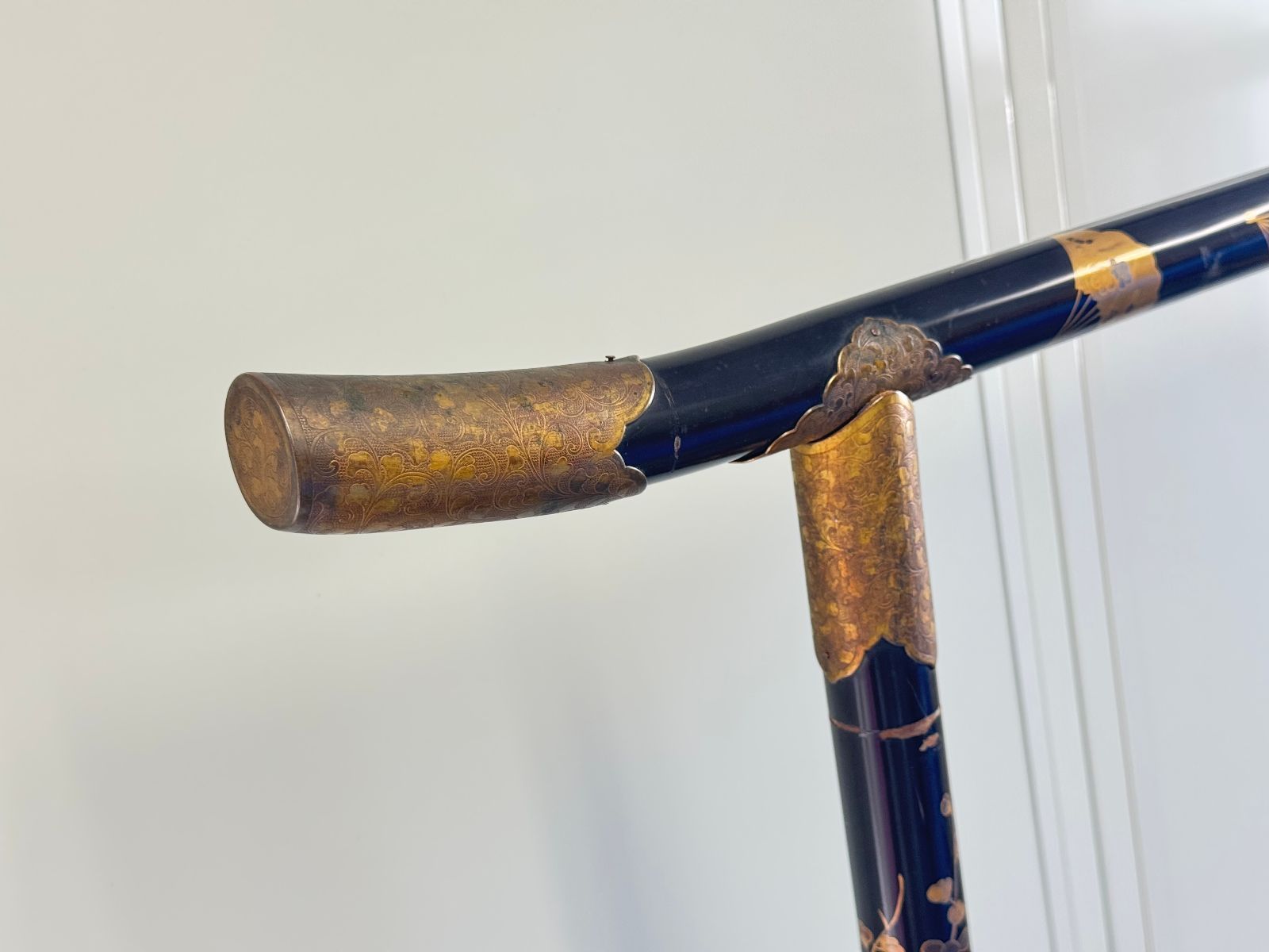 衣桁 帯掛 漆塗 黒塗 金蒔絵 時代物 木製 端金金具 上部横幅187 cm 高163 呉服 着物 和服 家具 店舗 民具 ディスプレイ 分解可 直接引取可 在庫多数 15225