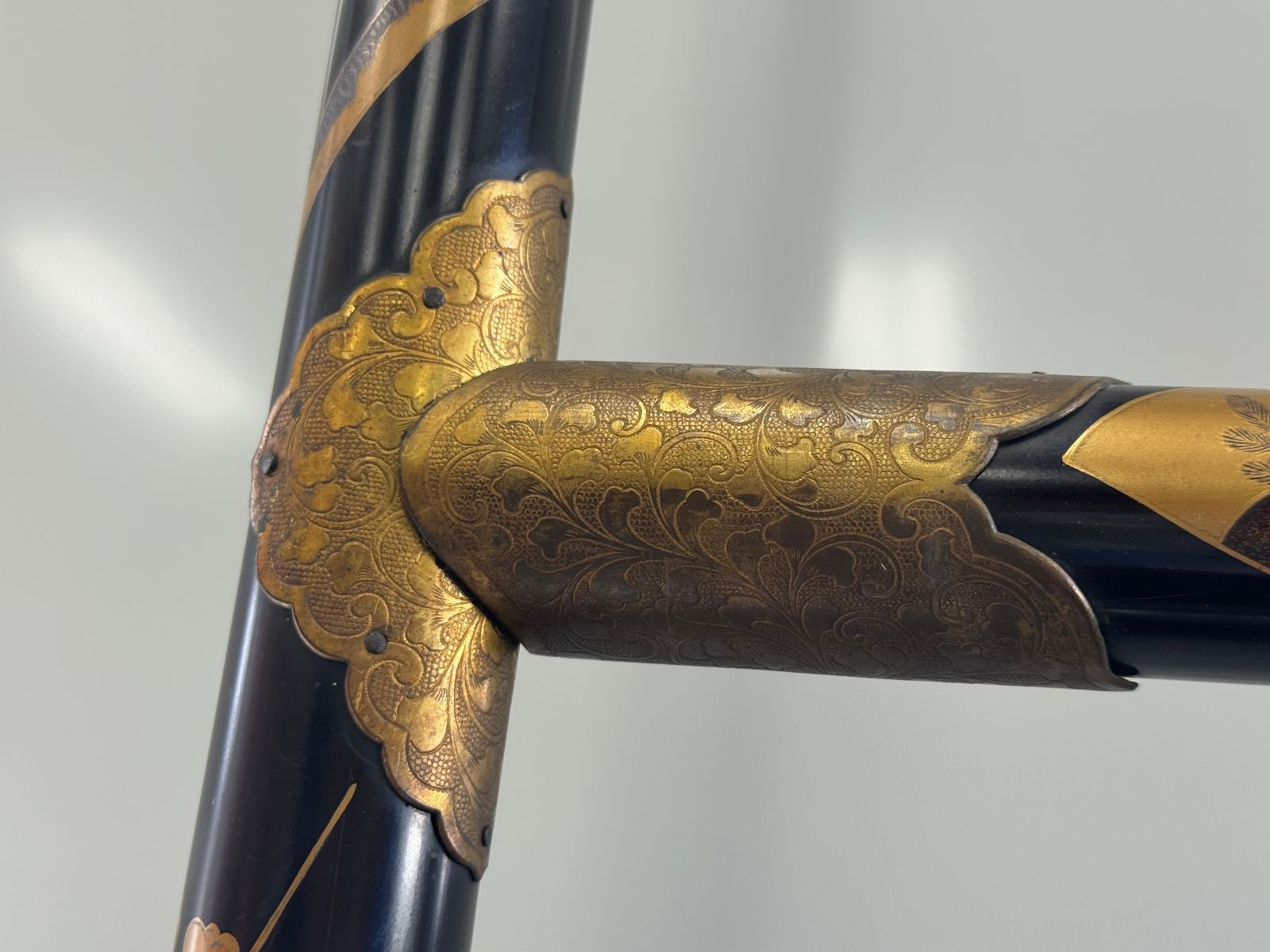 衣桁 帯掛 漆塗 黒塗 金蒔絵 時代物 木製 端金金具 上部横幅187cm×高
