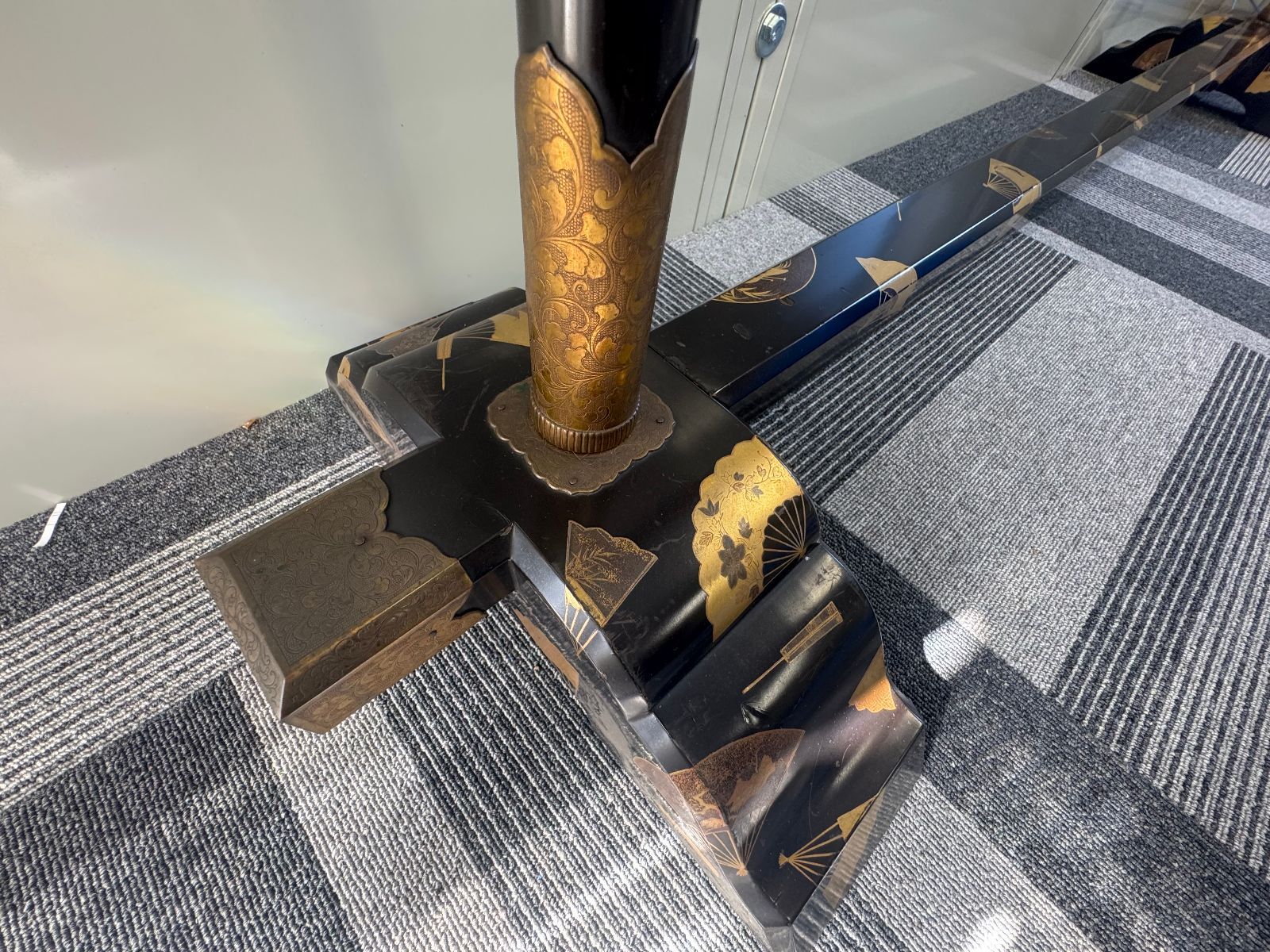 衣桁 帯掛 漆塗 黒塗 金蒔絵 時代物 木製 端金金具 上部横幅187cm×高