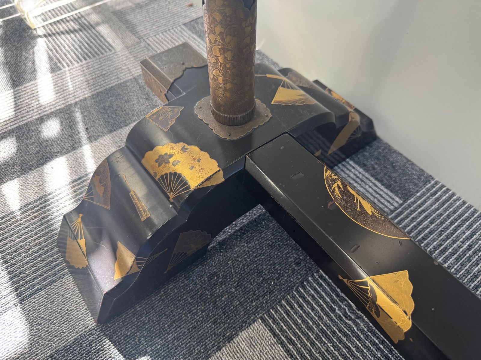 衣桁 帯掛 漆塗 黒塗 金蒔絵 時代物 木製 端金金具 上部横幅187cm×高