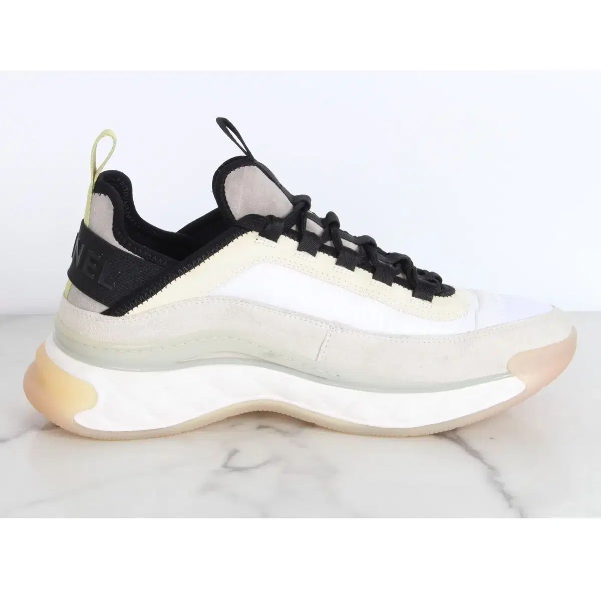 ブラックバッジ スニーカー