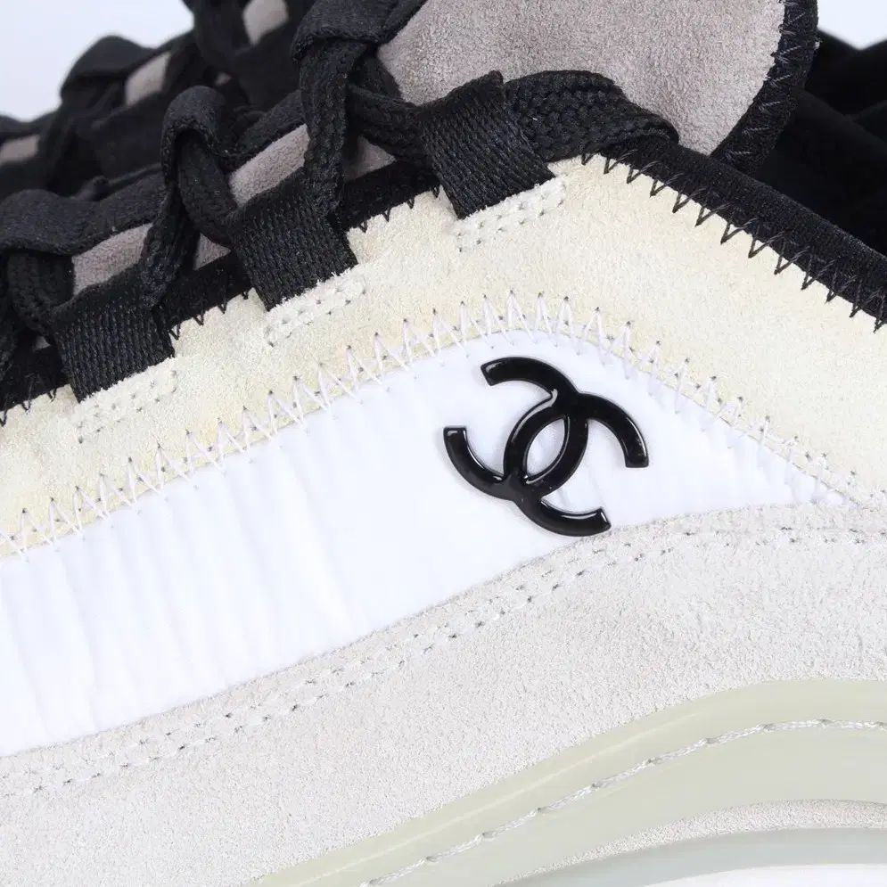 ブラックバッジ スニーカー