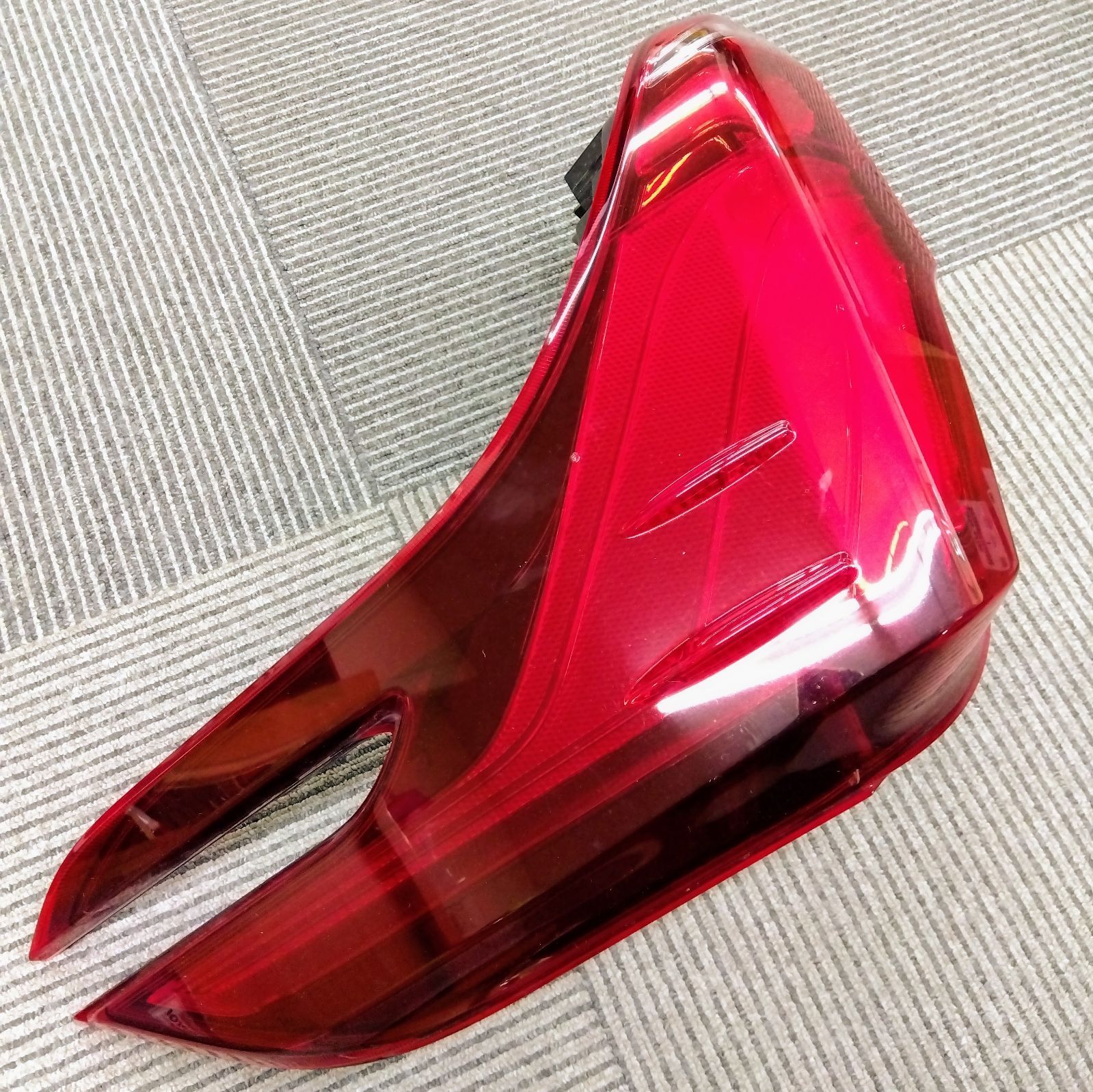 送料無料】中古美品 トヨタ TOYOTA 純正部品 テールランプレンズ RH