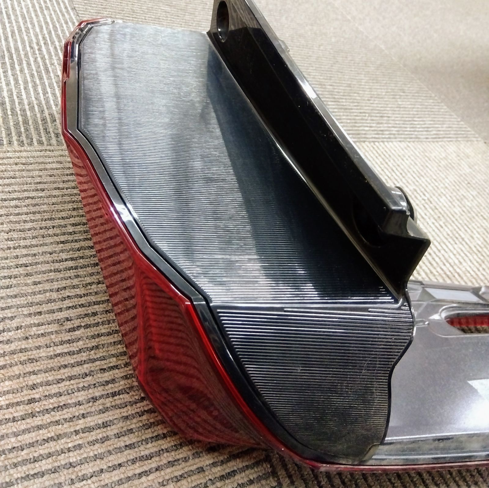 送料無料】中古美品 トヨタ TOYOTA 純正部品 テールランプレンズ RH