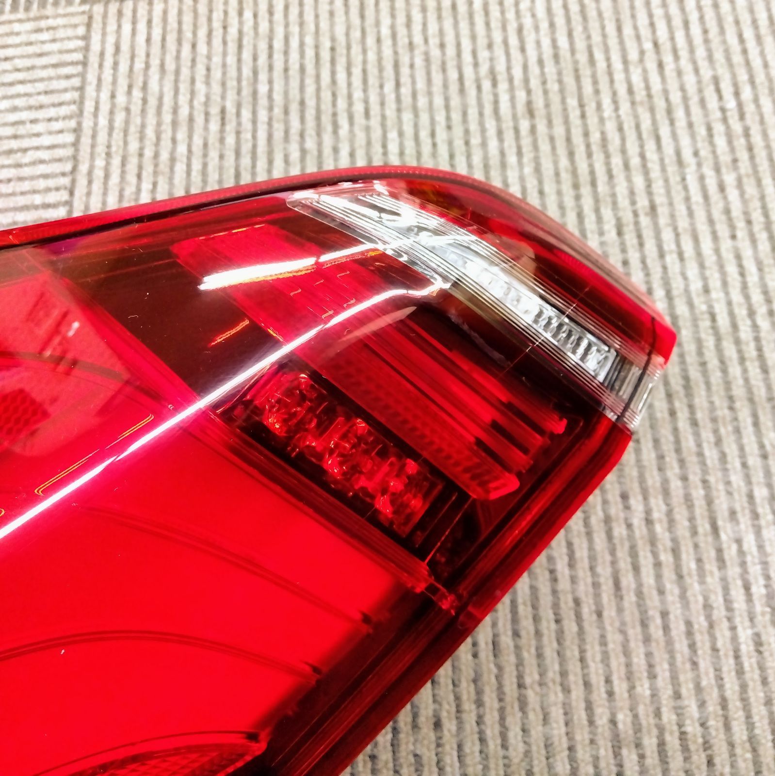 送料無料】中古美品 トヨタ TOYOTA 純正部品 テールランプレンズ RH