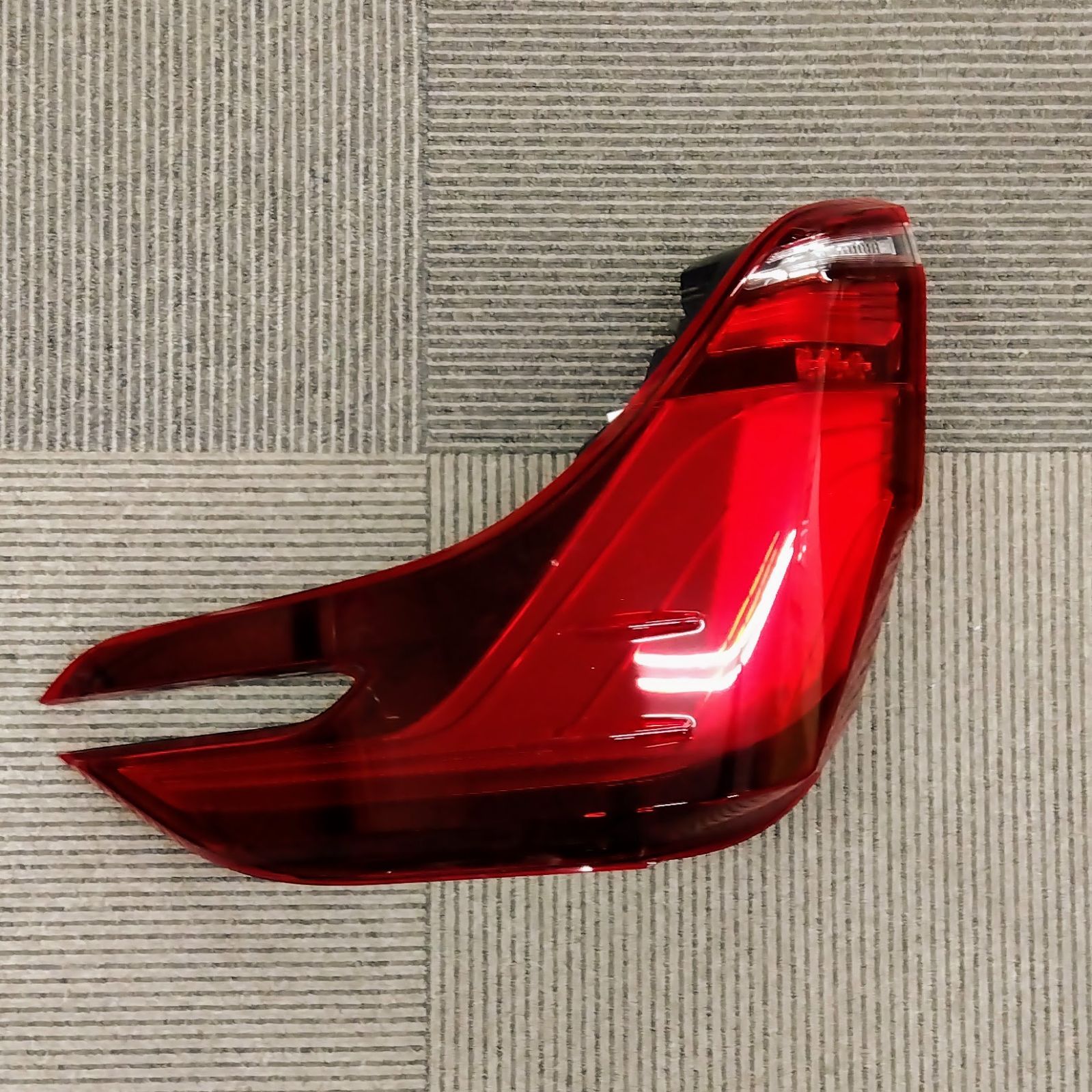 送料無料】中古美品 トヨタ TOYOTA 純正部品 テールランプレンズ RH