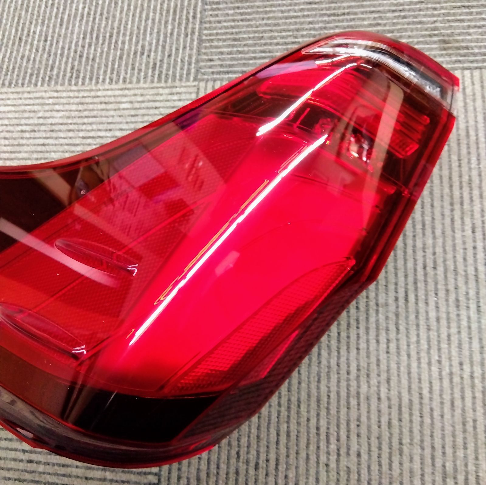 送料無料】中古美品 トヨタ TOYOTA 純正部品 テールランプレンズ RH