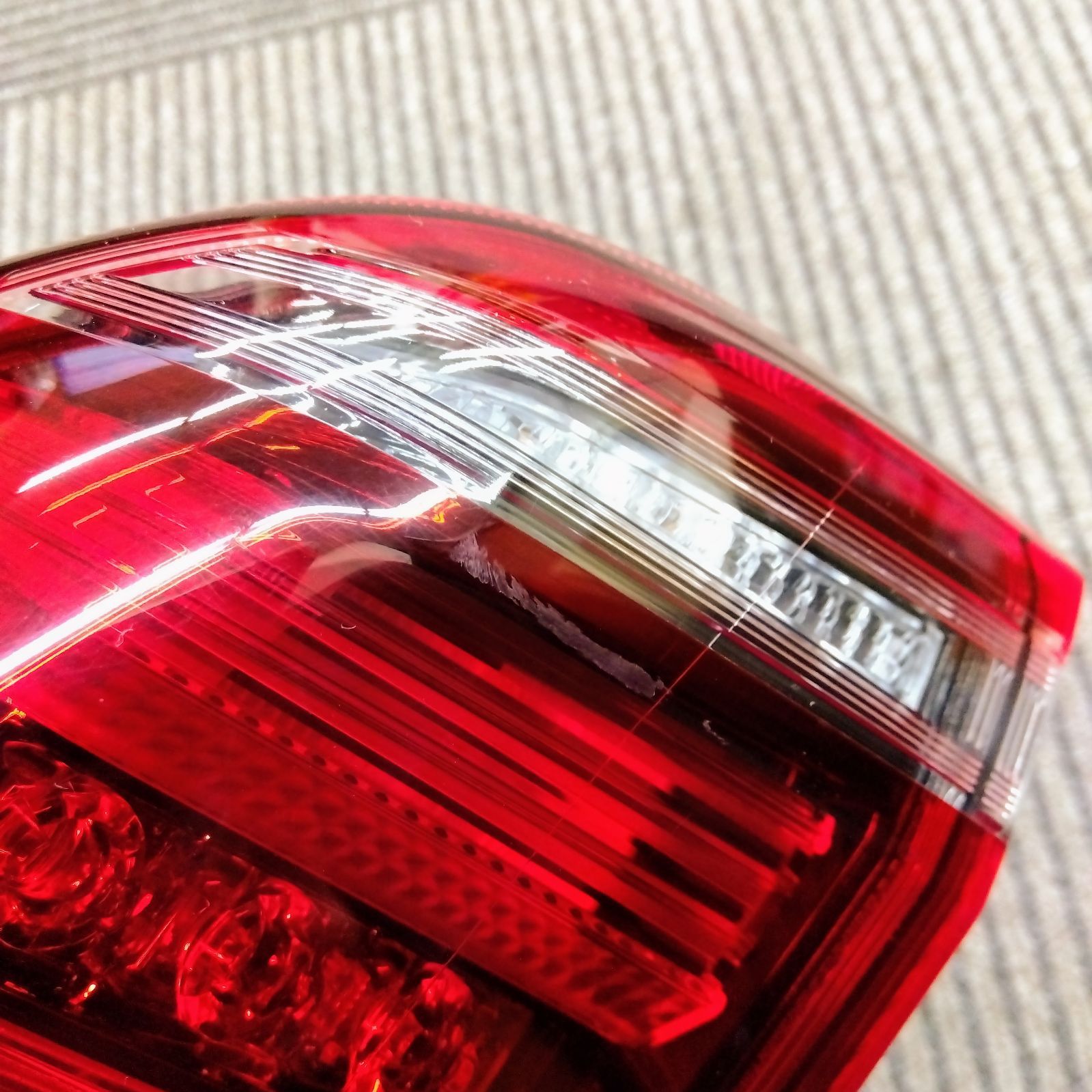 送料無料】中古美品 トヨタ TOYOTA 純正部品 テールランプレンズ RH
