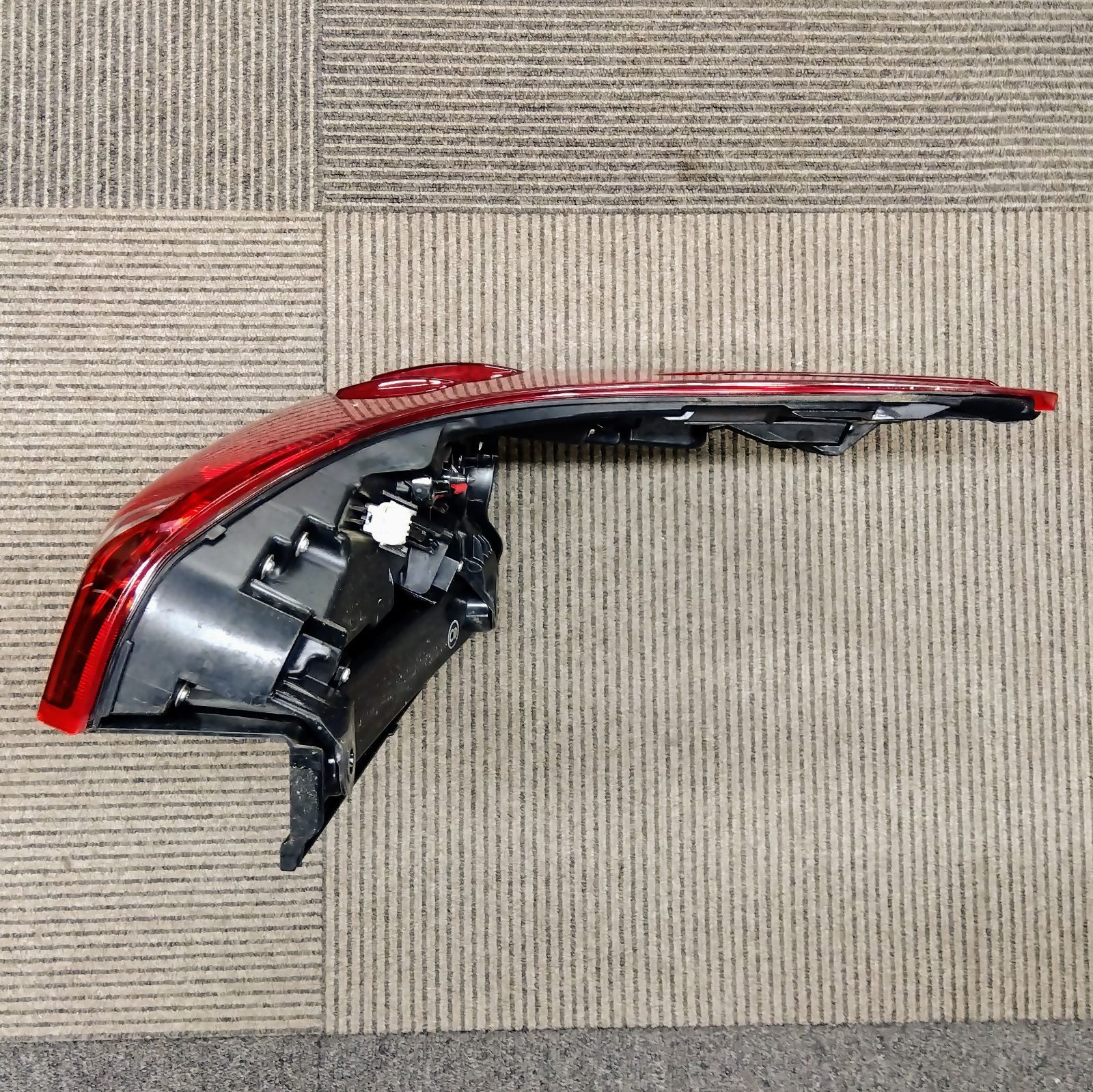 送料無料】中古美品 トヨタ TOYOTA 純正部品 テールランプレンズ RH