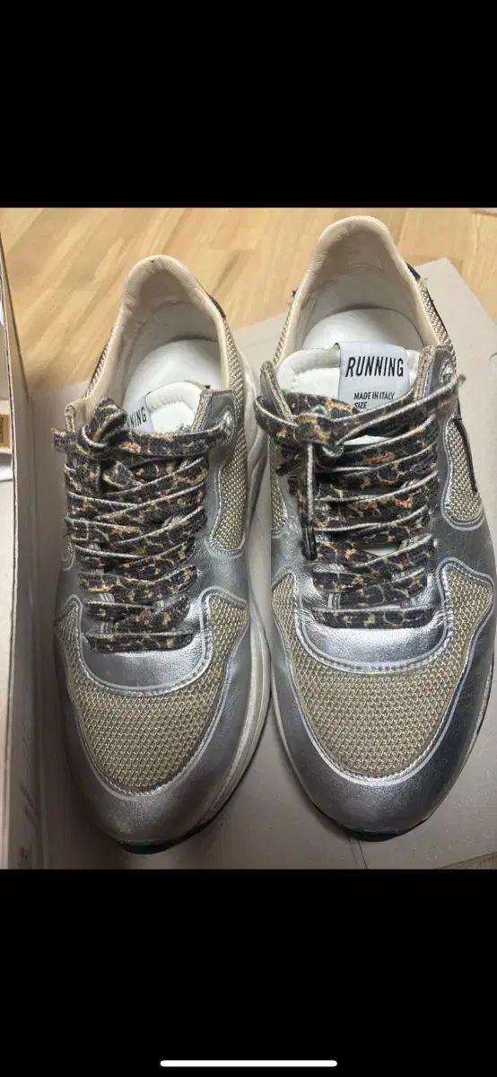 ゴールデングース ランニングソール スニーカー シルバー ベージュ ブラック 40サイズ